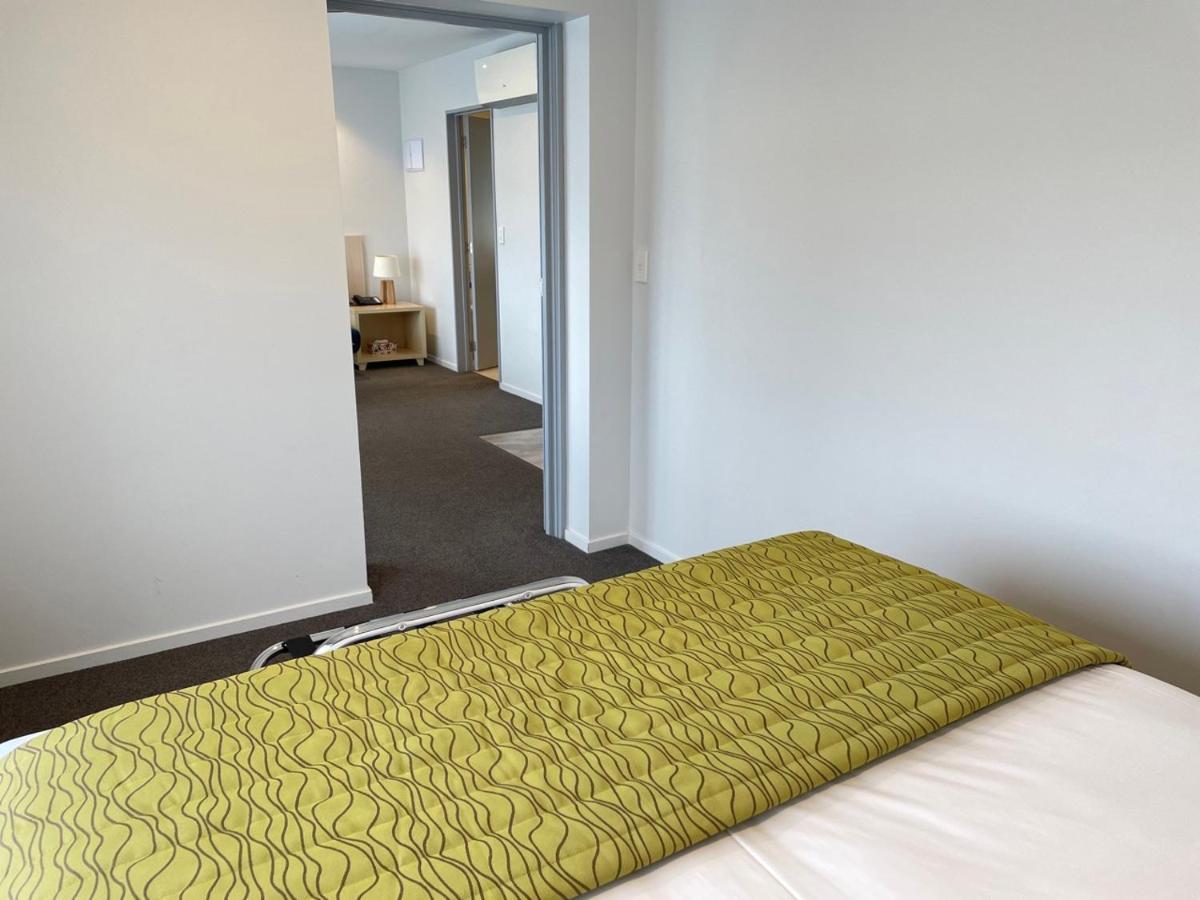 2 On Whiteleigh And 239 On Lincoln Motel Christchurch Exterior foto A bedroom at the hotel