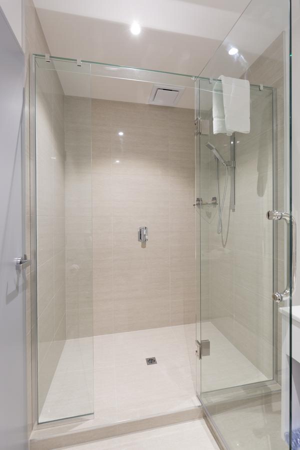 2 On Whiteleigh And 239 On Lincoln Motel Christchurch Exterior foto A shower enclosure